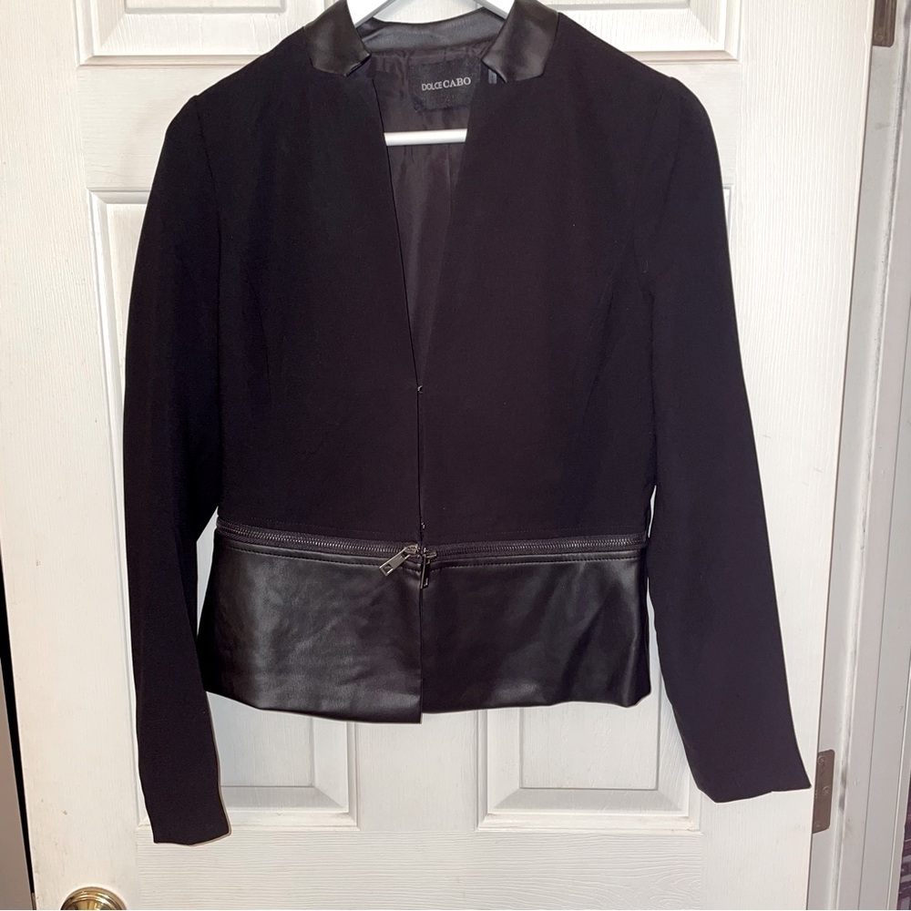 NWOT Dolce Cabo cropped Jacket w/ Faux leather collar & front panels